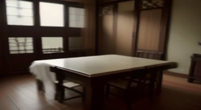 澳门新浦京总统套房豪华卧室，金色调装饰与定制家具，私人泳池在阳台上波光粼粼，极尽奢华